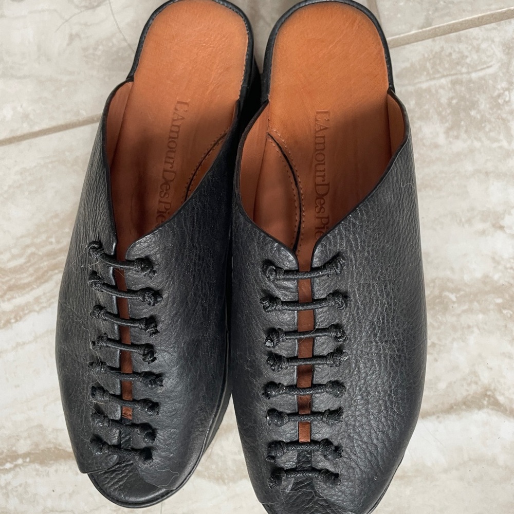 Women’s synthetic leather sandals. Extremely comfortable. Worn a couple times.